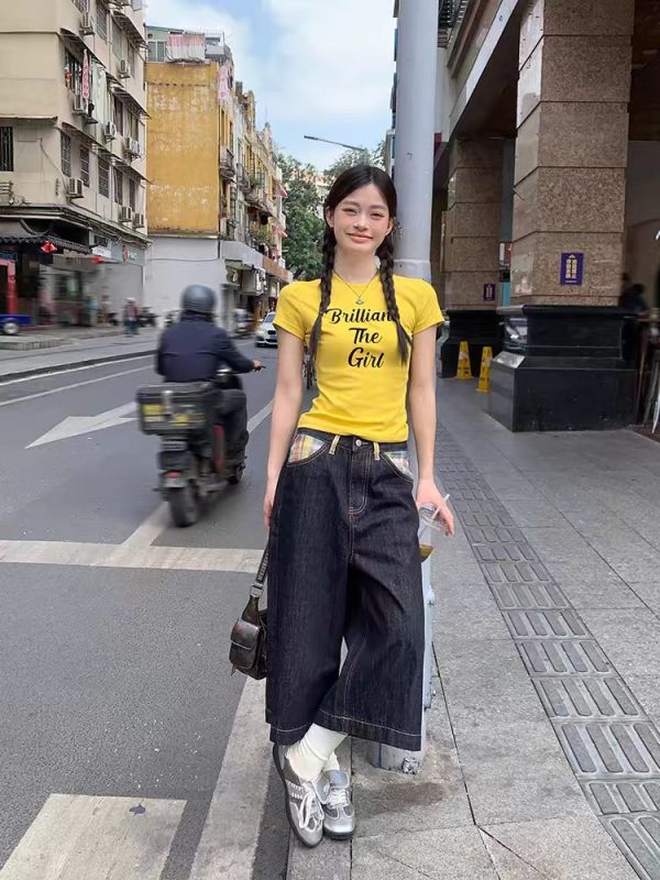 Yellow Retro Slim-Fit Short Sleeve T-Shirt for Women with Letter Print, Round Neck, Flattering Summer Style