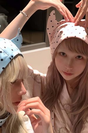 Rase le sol Polka-Dot Satin Little Devil Tie Bonnet