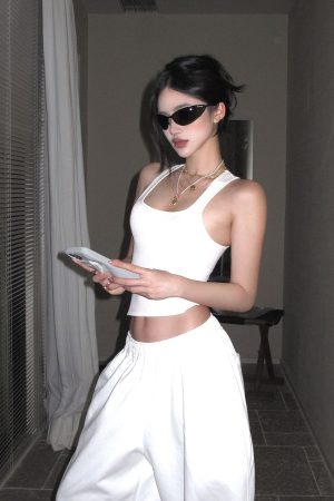 ROVENTE Curve-Hugging Ribbed Tank Top