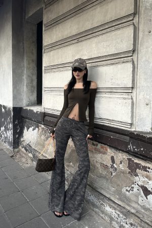 ROVENTE Off-Shoulder Slim-Fit Long Sleeve Top with Front Hem Slit