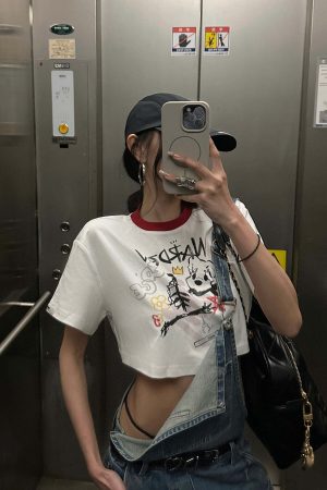 WARDEN EDGE Graffiti Puppy Graphic Cropped Tee