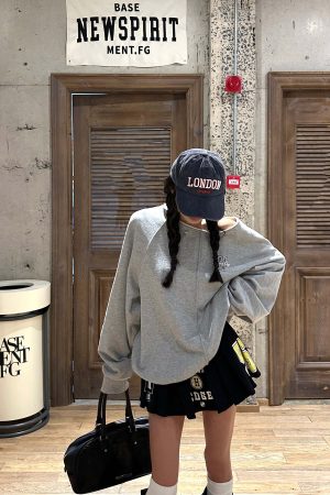 WARDEN EDGE Oversized Grey Sweatshirt with Embroidered W Logo