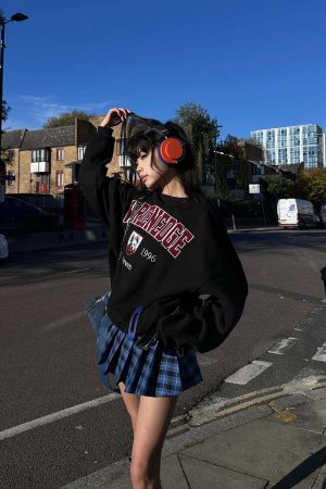 WARDEN EDGE Vintage Embroidery Oversized Sweatshirt